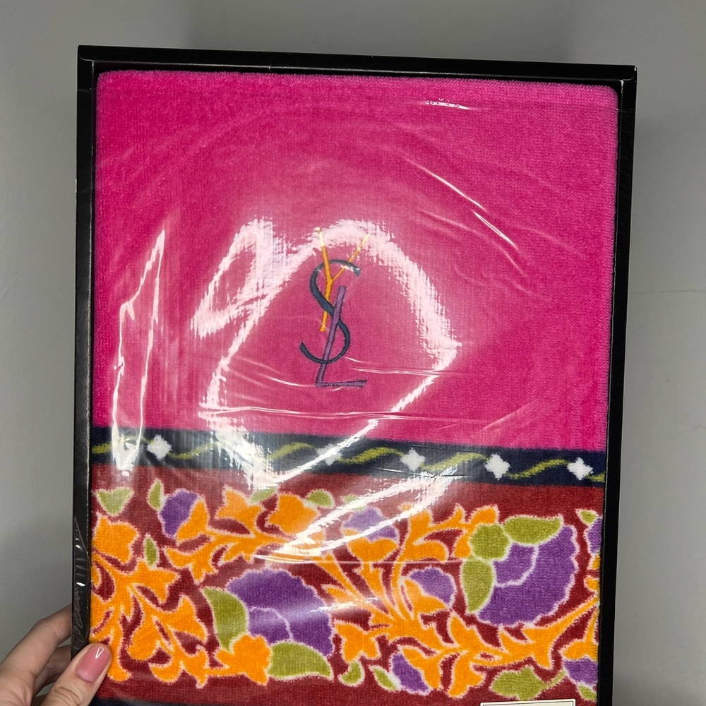 YSL Yves Saint Laurent sports towel bath towel.
Yves Saint Laurent